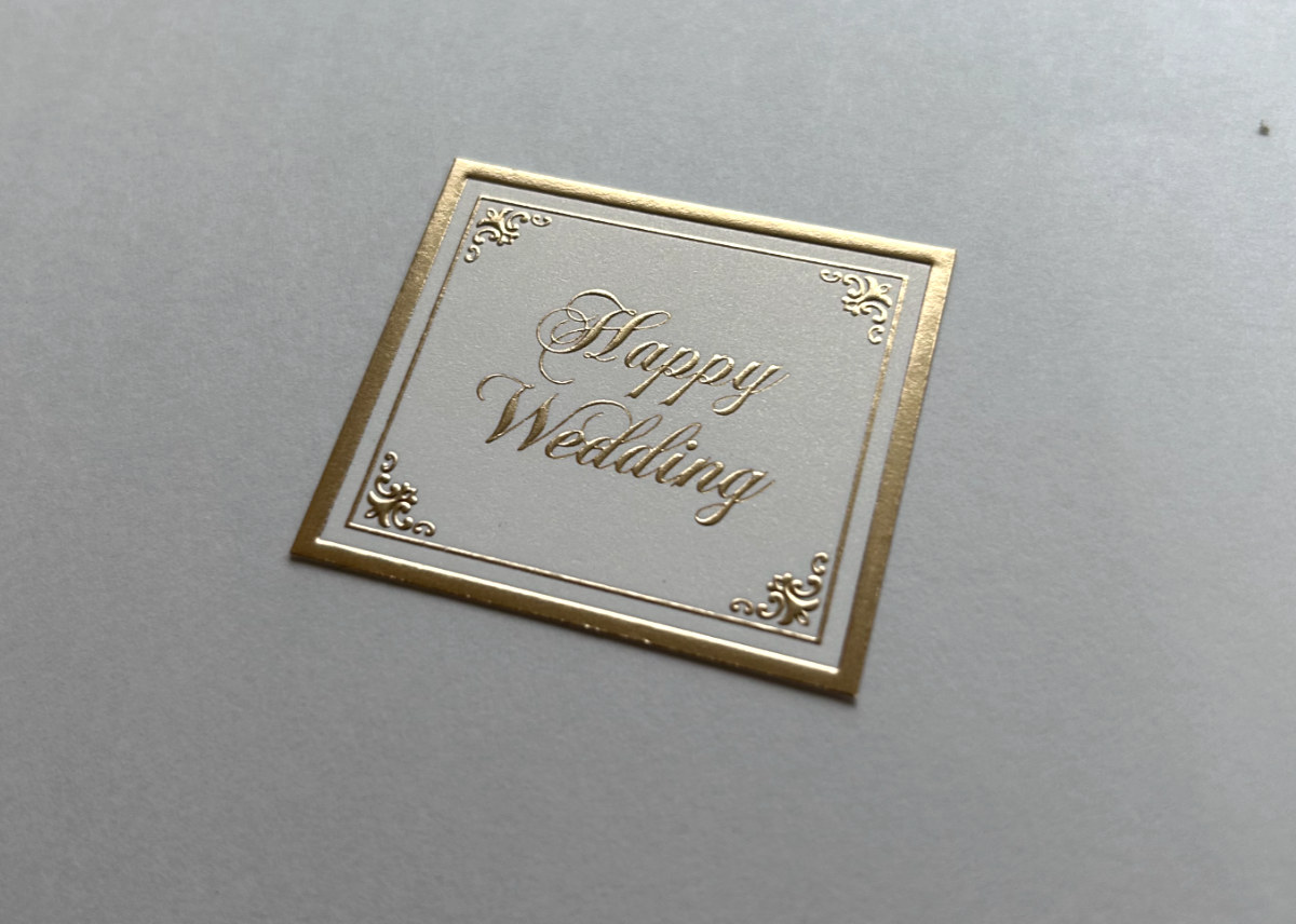 細かい柄の箔押しとエンボス